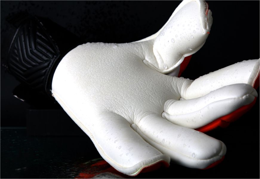 goalkeeper gloves with wet grip